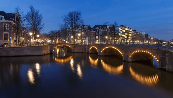 Вночі Амстердам із видом на місто — стокове фото