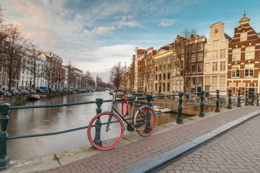 Cityscape Amsterdam ünlü kanalları