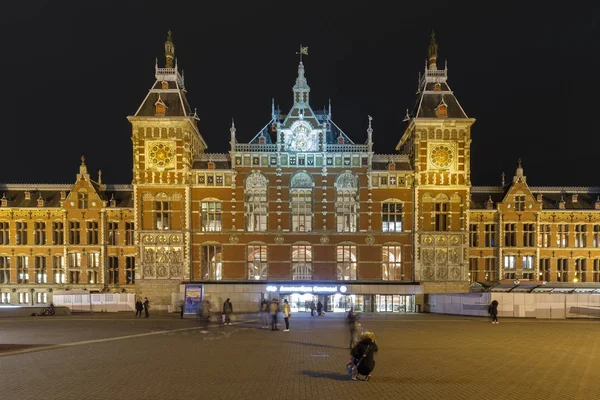 在阿姆斯特丹市中心的中央火车站 — 图库照片