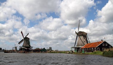 tipik bir Hollandalı peyzaj eski yel değirmenleri