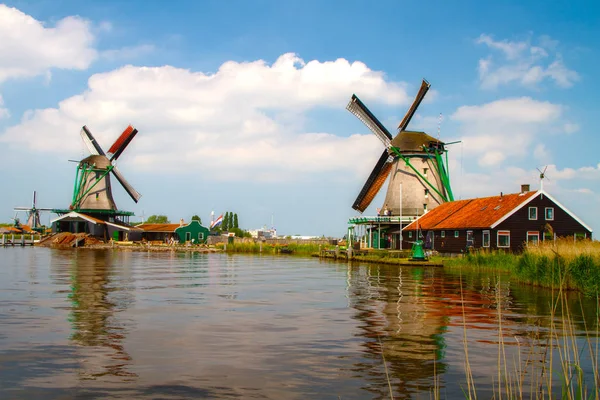Stare wiatraki w typowy holenderski krajobraz — Zdjęcie stockowe