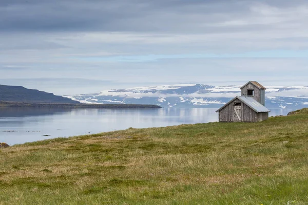Dom w fjord w Islandii — Zdjęcie stockowe
