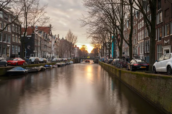 Paisaje urbano de los famosos canales de Amsterdam — Foto de Stock