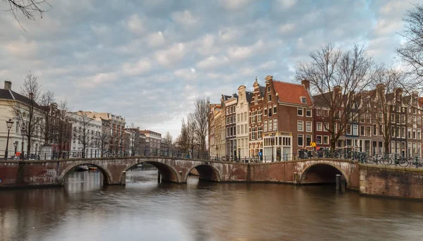 Stadsgezicht van de beroemde grachten van Amsterdam — Stockfoto