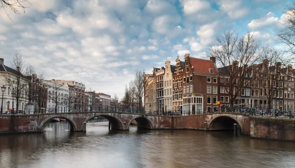 Paisaje urbano de los famosos canales de Amsterdam — Foto de Stock