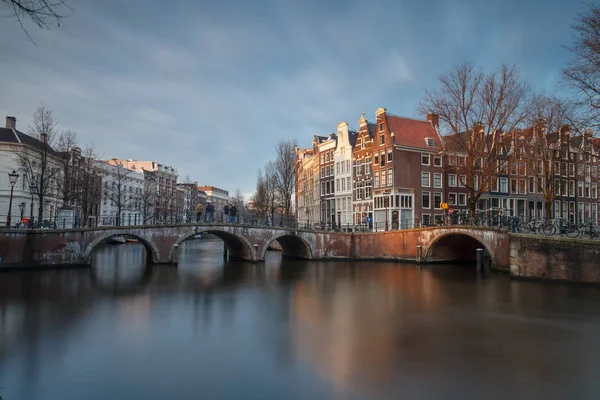 Городской пейзаж знаменитых каналов Амстердама — стоковое фото