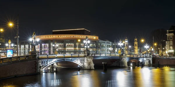 Városképet gazdagító épületnek szánták, Amszterdam híres csatornák — Stock Fotó