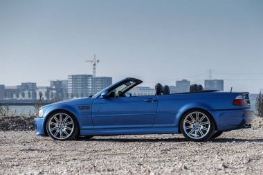 BMW M3 e46 Cabrio ayakta bir polder.