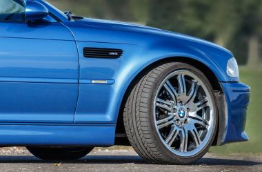 BMW M3 e46 Cabrio ayakta bir polder.