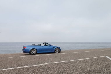BMW M3 e46 Cabrio ayakta bir polder.