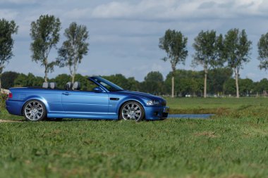 BMW M3 e46 Cabrio ayakta bir polder.