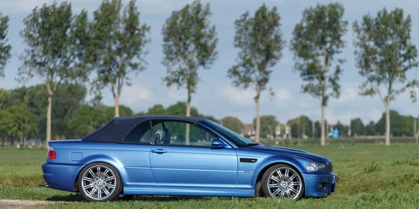 BMW M3 e46 μετατρέψιμο στέκεται σε ένα πόλντερ. — Φωτογραφία Αρχείου