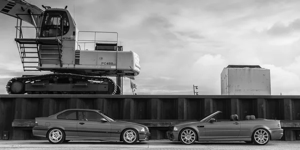 Автомобили BMW M в маленькой гавани — стоковое фото