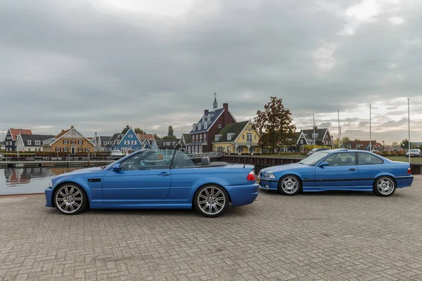 BMW M automobily na malý přístav — Stock fotografie