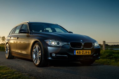 Bir Hollandalı polder ayakta touring Bmw 320i 