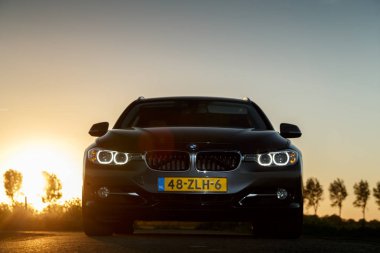 Bir Hollandalı polder ayakta touring Bmw 320i 