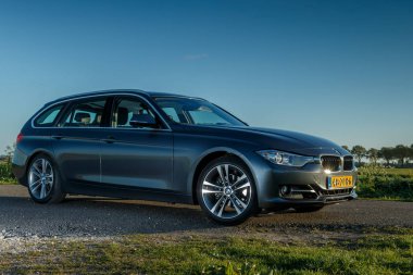 Bir Hollandalı polder ayakta touring Bmw 320i 