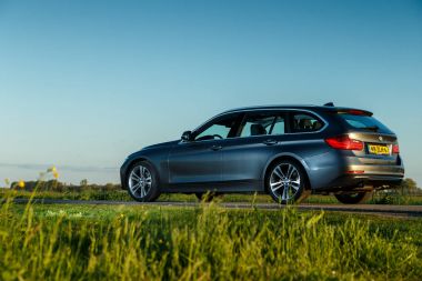 Bir Hollandalı polder ayakta touring Bmw 320i 