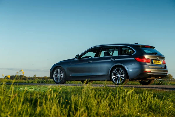 BMW 320i de gira de pie en un pólder holandés —  Fotos de Stock