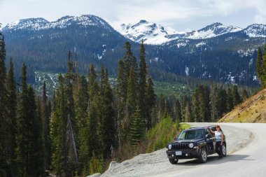 Kadının yanına Blackcomb ve Whistler dağ