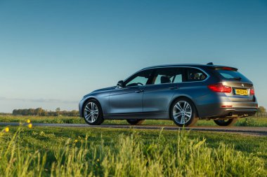 Bir Hollandalı polder ayakta touring Bmw 320i 