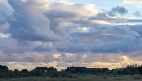 乌云上面荷兰沙丘 — 图库照片