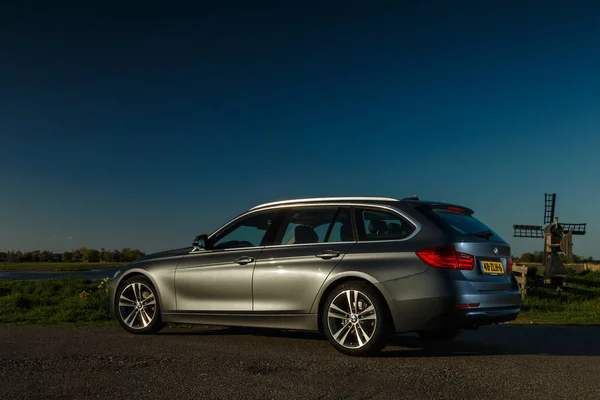 BMW 320i de gira de pie en un pólder holandés —  Fotos de Stock