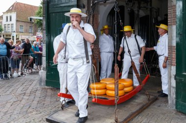 Ünlü Hollandalı peynir pazarı