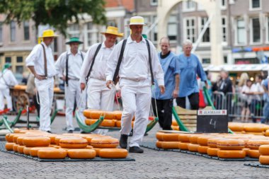 Ünlü Hollandalı peynir pazarı