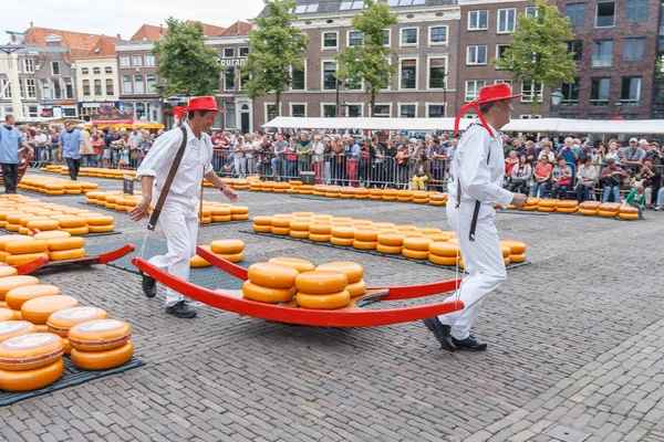 Ünlü Hollandalı peynir pazarı