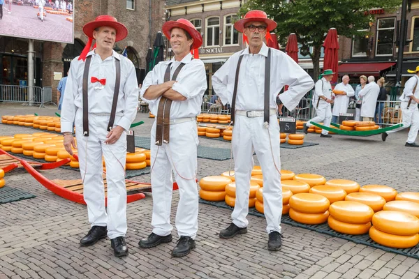 Ünlü Hollandalı peynir pazarı