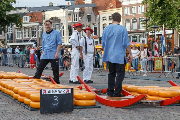 Ünlü Hollandalı peynir pazarı