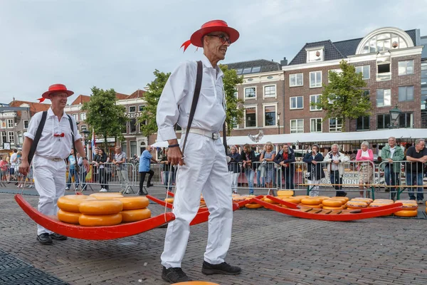 Ünlü Hollandalı peynir pazarı