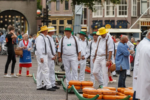 Ünlü Hollandalı peynir pazarı