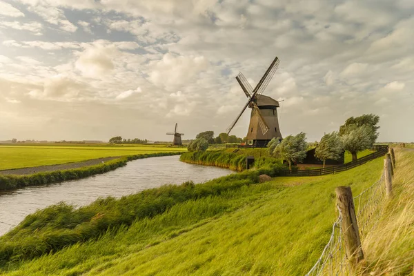 Alte holländische Windmühle — Stockfoto