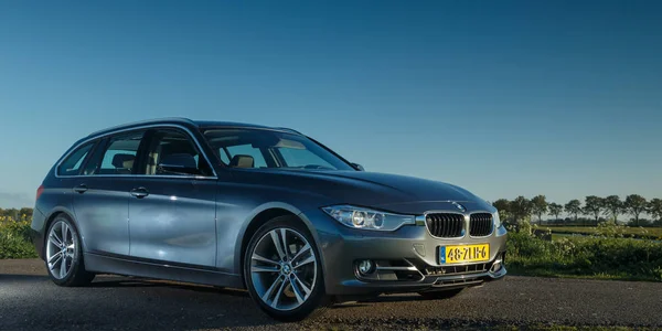 BMW 320i touring stående i en holländsk polder — Stockfoto