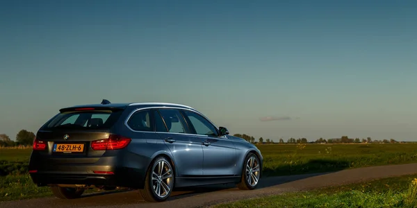 BMW 320i de gira de pie en un pólder holandés —  Fotos de Stock