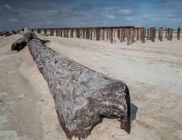 Accedere spiaggia su piloni molo abbandonati — Foto Stock