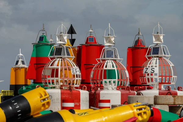 Красочные маяки на складе в Западном Тершеллинге — стоковое фото