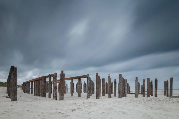 Verlassene Masten auf Sand — Stockfoto