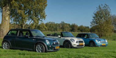 Hollanda çimenlerin üzerinde duran yeni Mini arabaların 15 Ekim 2017 üç türü.