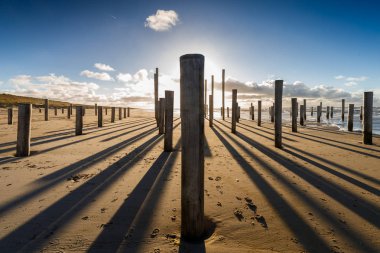 Polonyalılar beach Petten Hollanda sırasında gün batımı ve güçlü Rüzgar, kum sanat eseri