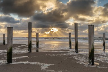 Polonyalılar beach Petten Hollanda sırasında gün batımı ve güçlü Rüzgar, kum sanat eseri