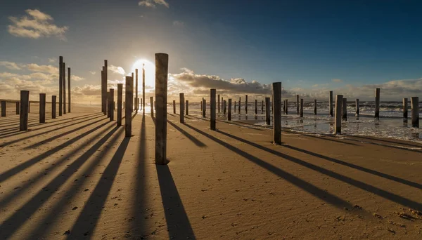 Petten 的海滩上的波兰人在日落和强风 一块艺术在沙子 — 图库照片