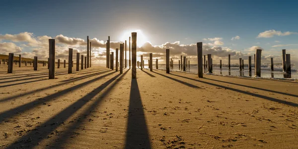 Petten 的海滩上的波兰人在日落和强风 一块艺术在沙子 — 图库照片