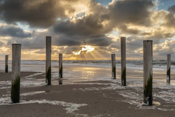 Poláci Pláži Petten Nizozemsko Během Západu Slunce Silný Vítr Umělecké — Stock fotografie