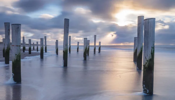 Pólos Praia Petten Holanda Durante Pôr Sol Vento Forte Uma — Fotografia de Stock