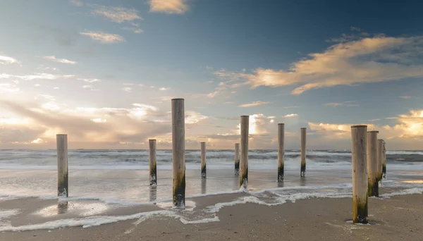 Poláci Pláži Petten Nizozemsko Během Západu Slunce Silný Vítr Umělecké — Stock fotografie
