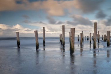 Polonyalılar beach Petten Hollanda sırasında gün batımı ve güçlü Rüzgar, kum sanat eseri