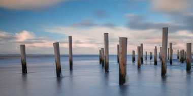 Polonyalılar beach Petten Hollanda sırasında gün batımı ve güçlü Rüzgar, kum sanat eseri